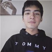 Profesor de inglés imparte clases a niños y adolescentes